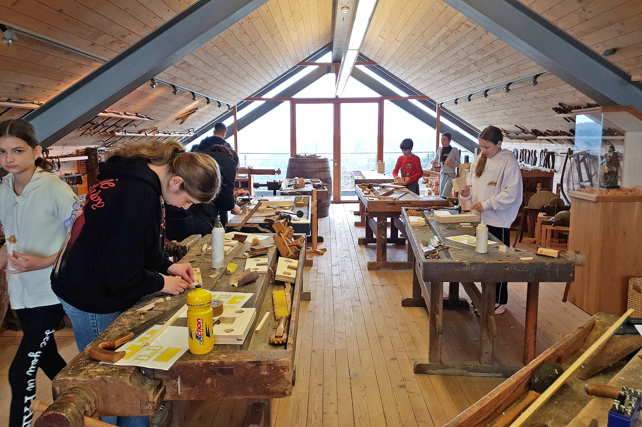 Kreativa in tehnika za mlade_LESARIUS_21.03 (4) Delavnice Kreativa in tehnika za mlade od 12 do 18 let na Veliki Preski v Lesariusu. Izvajalci so bili poleg vodnikov v Lesariusu tudi Zavod 1-2-3 in KIKštarter Kamnik.