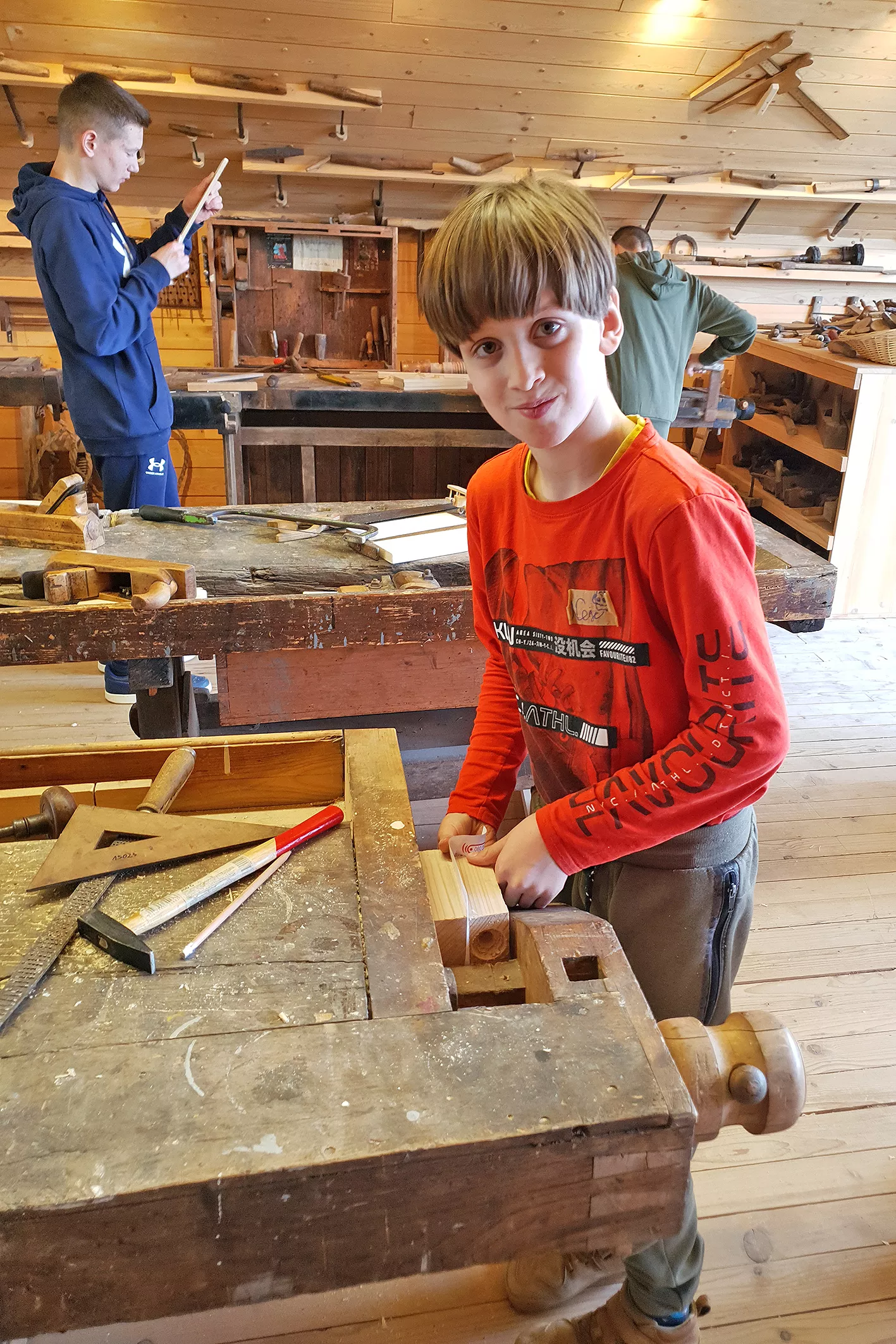 Kreativa in tehnika za mlade_LESARIUS_21.03 (5) Delavnice Kreativa in tehnika za mlade od 12 do 18 let na Veliki Preski v Lesariusu. Izvajalci so bili poleg vodnikov v Lesariusu tudi Zavod 1-2-3 in KIKštarter Kamnik.