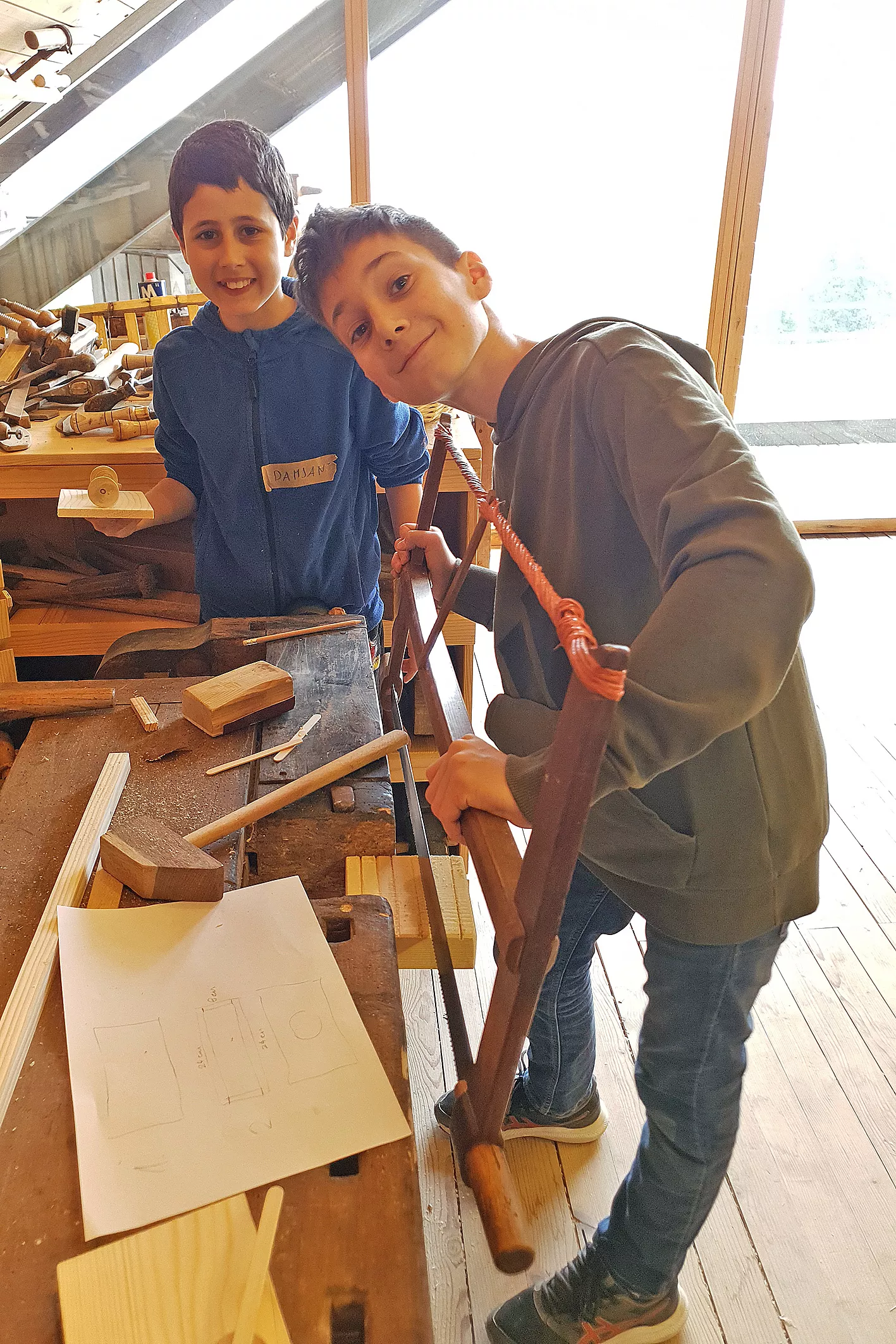 Kreativa in tehnika za mlade_LESARIUS_21.03 (7) Delavnice Kreativa in tehnika za mlade od 12 do 18 let na Veliki Preski v Lesariusu. Izvajalci so bili poleg vodnikov v Lesariusu tudi Zavod 1-2-3 in KIKštarter Kamnik.