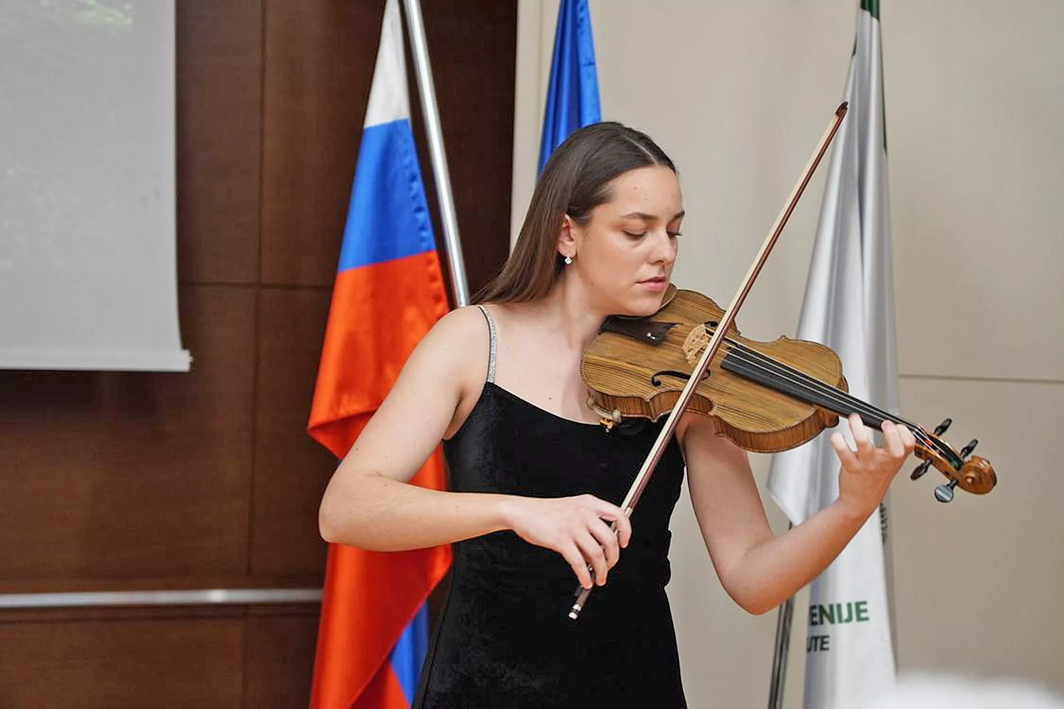 Mednarodni dan gozdov 2026 (4) Violinistka Neža Nahtigal na violini Mother Violin