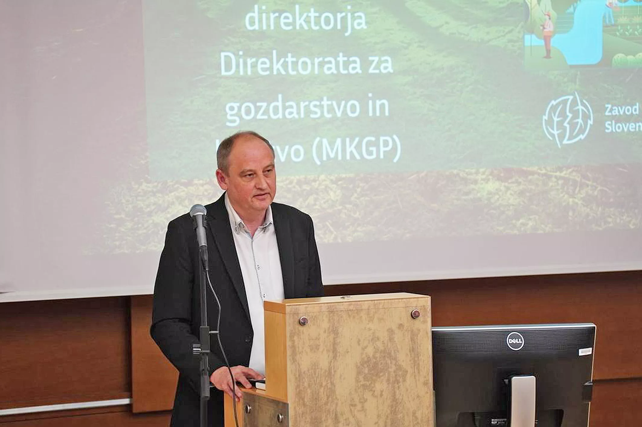 Violinistka Neža Nahtigal na violini Mother Violin