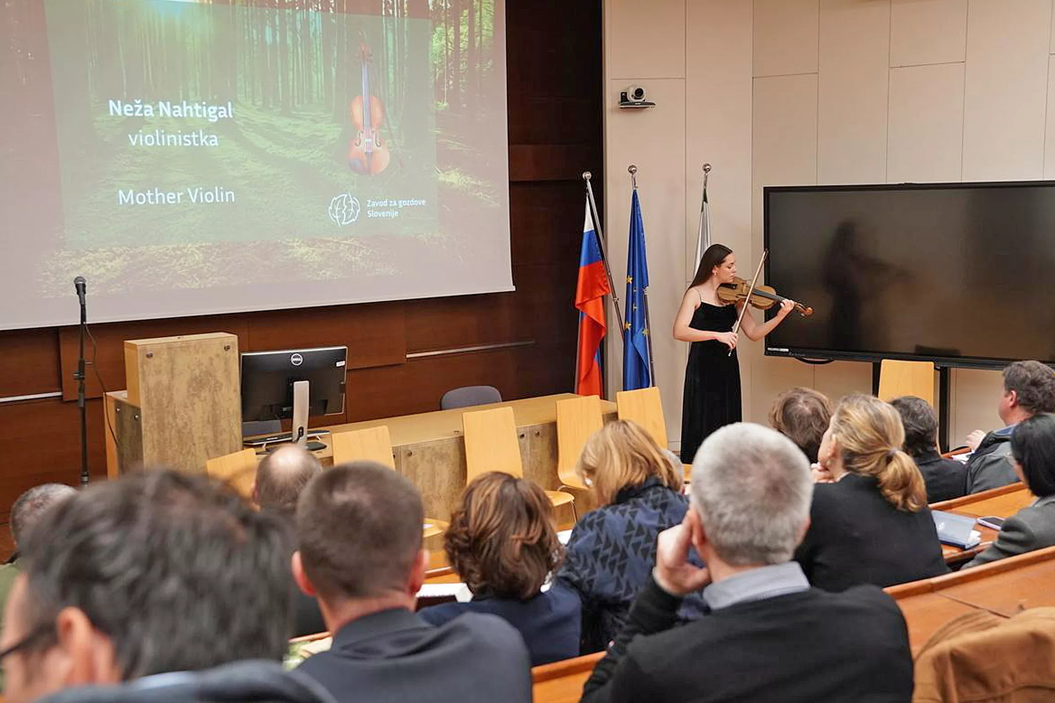 Mednarodni dan gozdov 2026 (7) Ob svetovnem dnevu gozdov je Jože Kos izpostavil pomen dodane vrednosti lesa. Preberite povzetek okrogle mize ZGS o novi ekonomiki gozda in turizma.