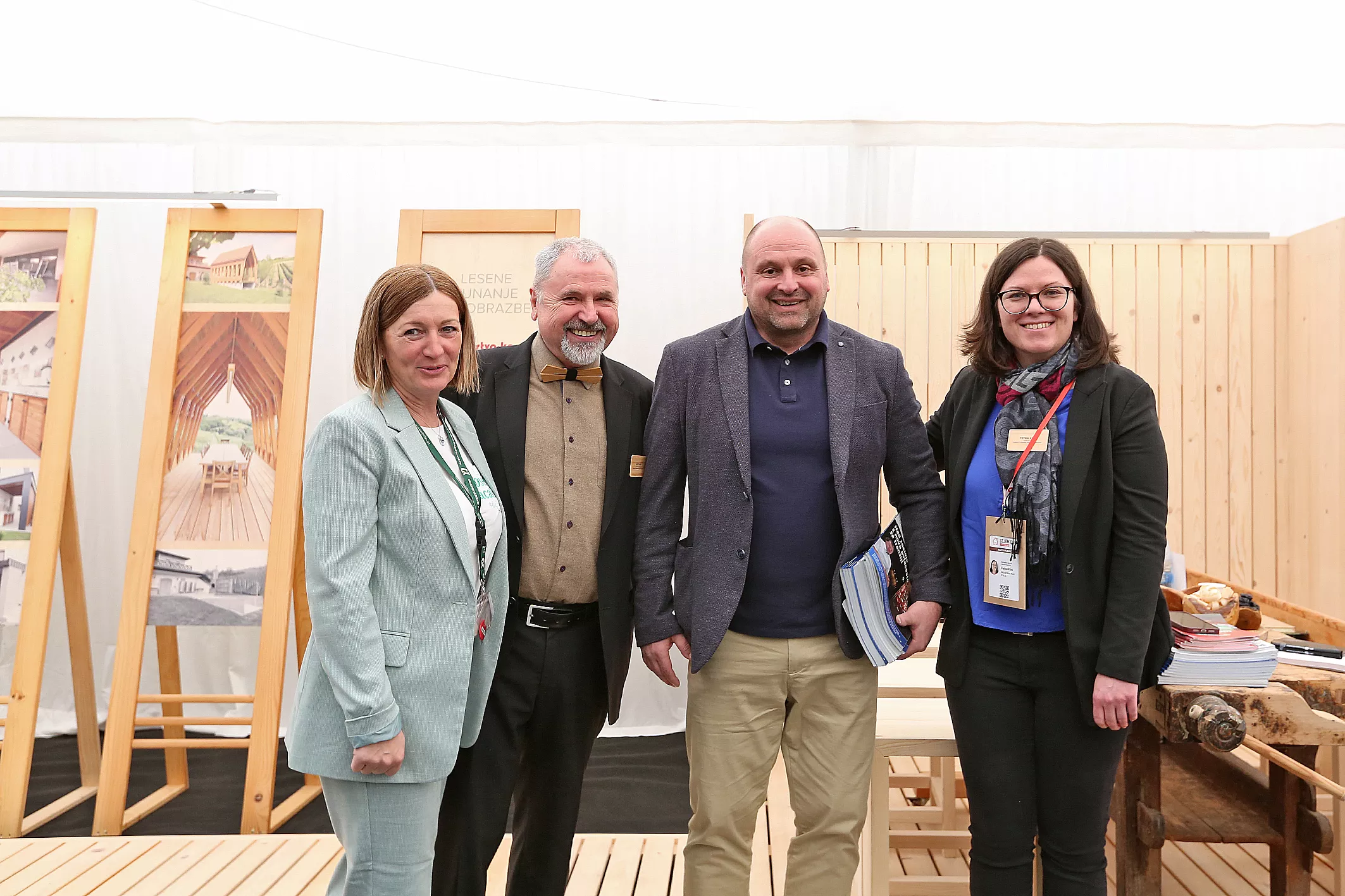 Odkrijte vtise s sejma Dom 2026! Mizarstvo Kos je skupaj z ekipo Centra za zunanjo ureditev, arhitekti in muzejskim ponkom Lesarius navdušilo mlade družine. Nadaljujte svojo pot do sanjskega doma na osebnem svetovanju na Veliki Preski.