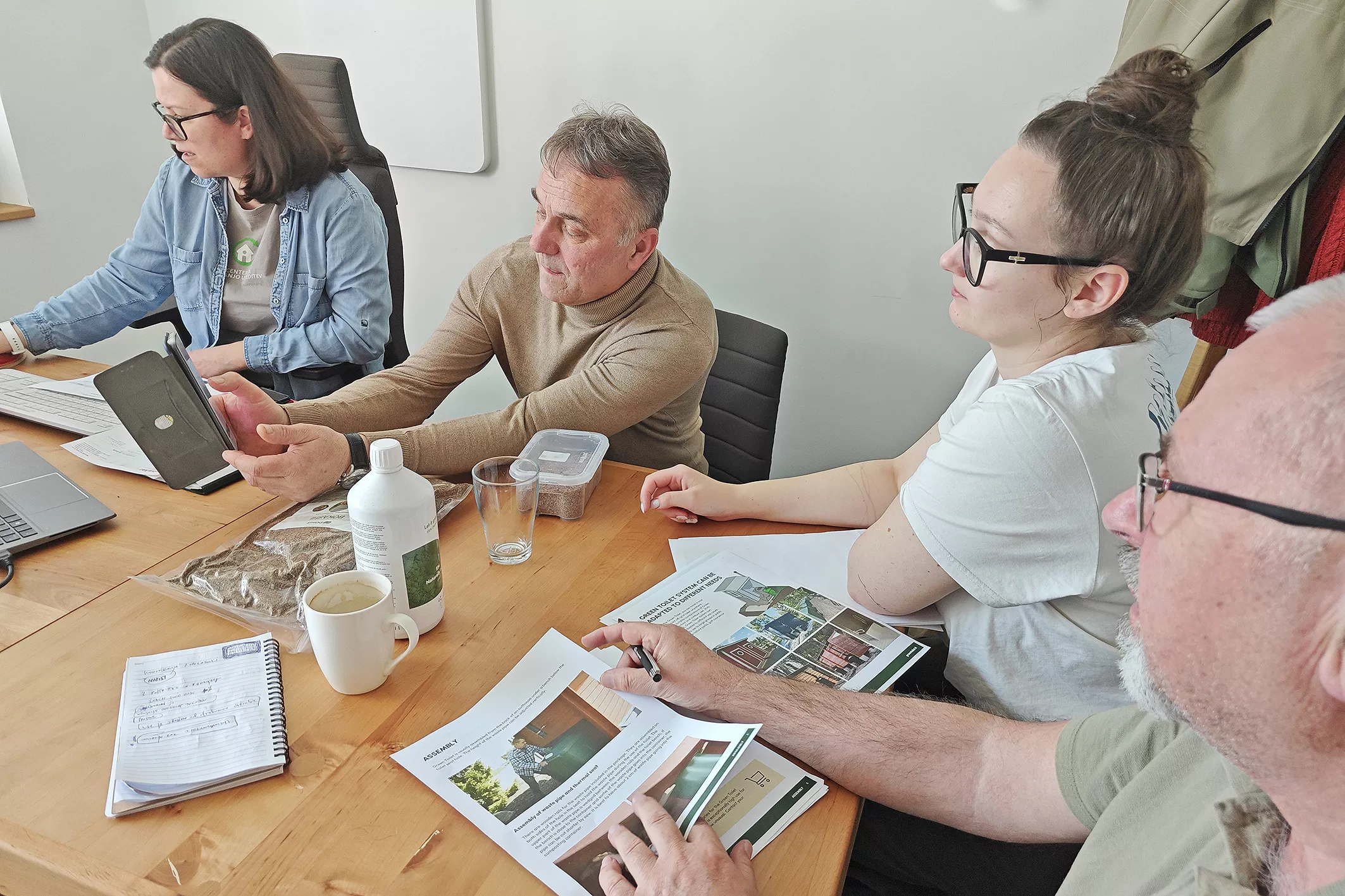 Projekt EcoWC naravno z mikroorganizmi v praksi: prvi koraki razvoja naravne sanitarne rešitve. Sodelovanje partnerjev Mizarstvo Kos d.o.o., Domis, Milorad Domanović s.p. in Zavod Vrba in sonce.