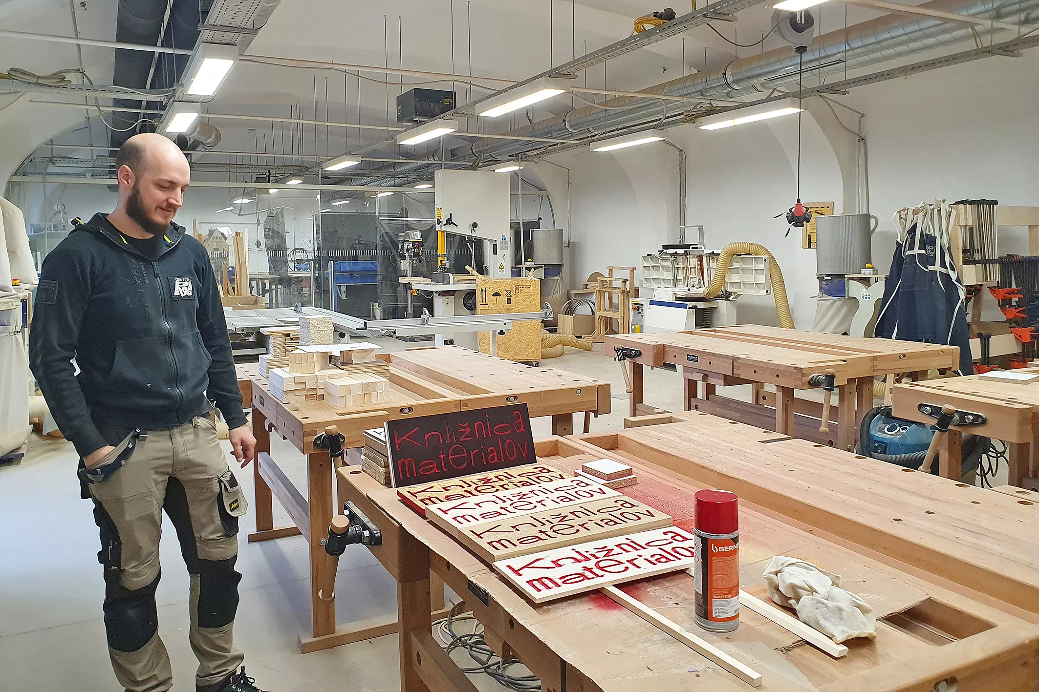 Jaka Oman, vodja lesarskega laba v Centru Rog nas je popeljal po malem mestu kreativnosti in rokodelstva.