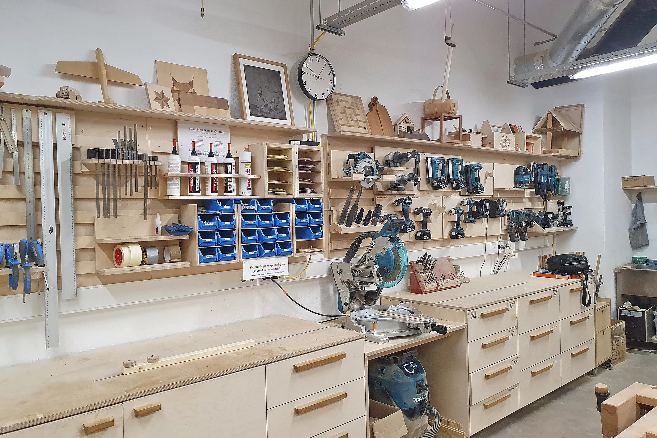 Jaka Oman, vodja lesarskega laba v Centru Rog nas je popeljal po malem mestu kreativnosti in rokodelstva.