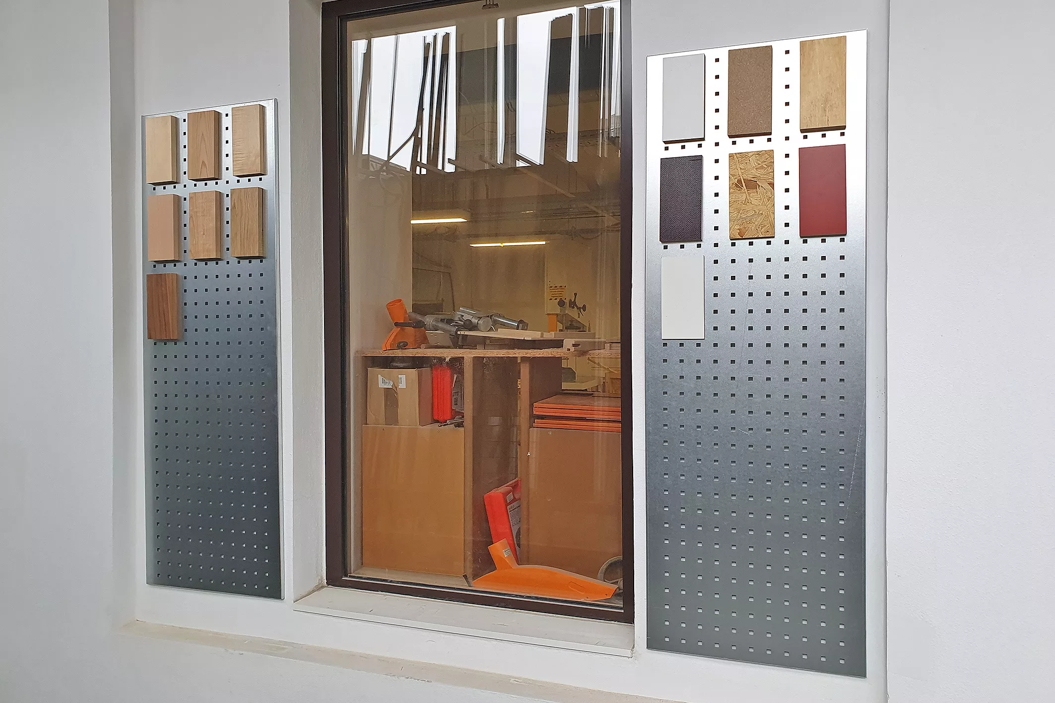 Jaka Oman, vodja lesarskega laba v Centru Rog nas je popeljal po malem mestu kreativnosti in rokodelstva.