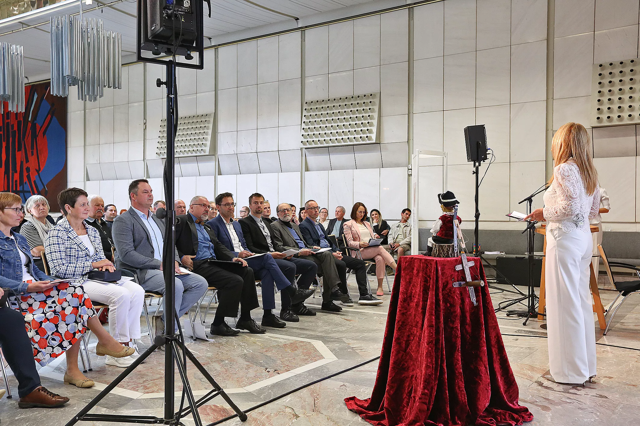 Čar lesa 2026_ (12) Odprtje razstave Čar lesa 2026 v Cankarjevem domu v Ljubljani, 11.5. 2026. Slavnostni govornik je bil tudi Jože Kos, ustanovitelj Mizarstva Kos d.o.o., Centra za zunanjo ureditev d.o.o. in Muzeja Lesarius ter pobudnik vizije Lesena doba 2020-2050.