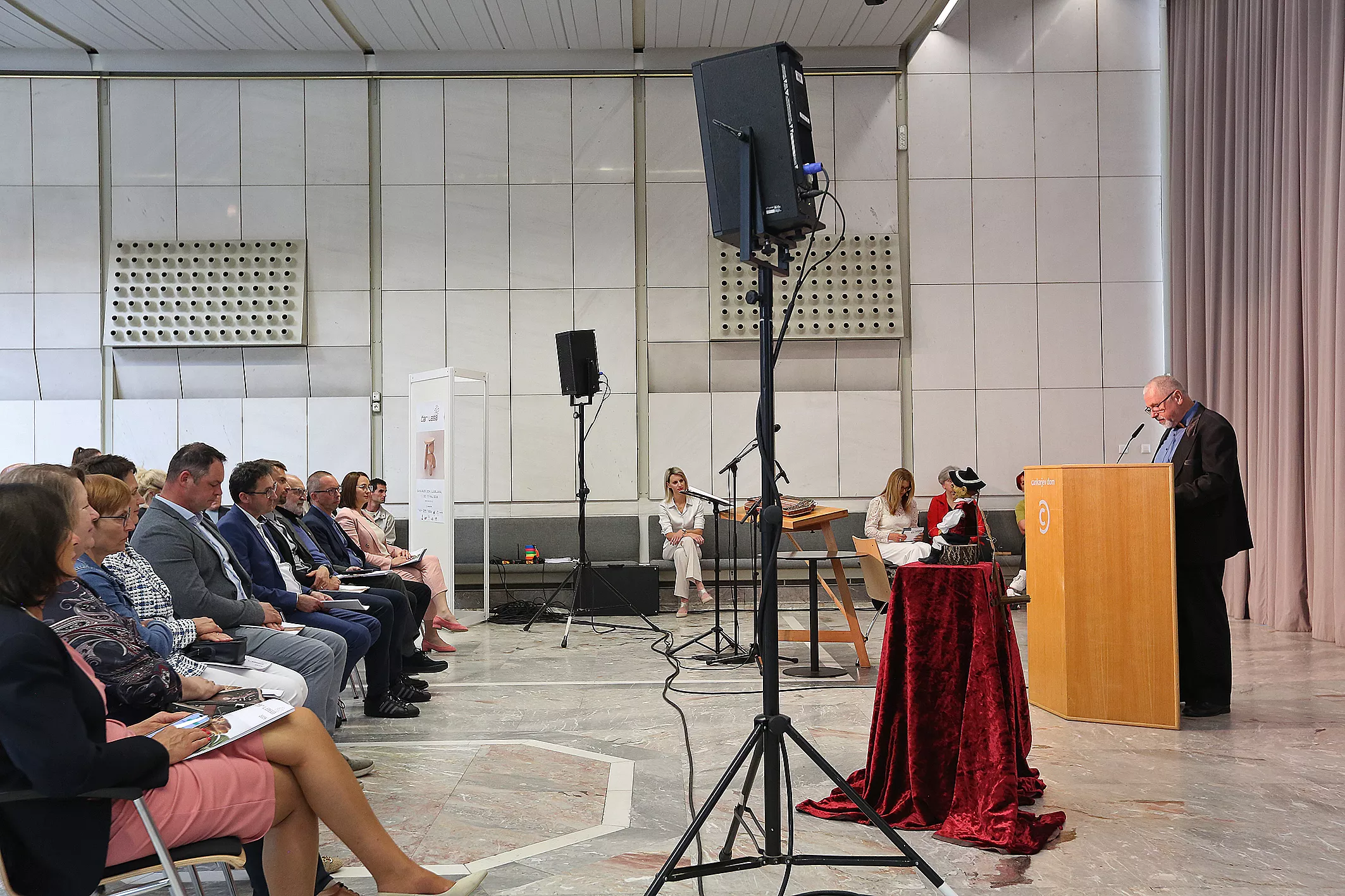 Čar lesa 2026_ (23) Odprtje razstave Čar lesa 2026 v Cankarjevem domu v Ljubljani, 11.5. 2026. Slavnostni govornik je bil tudi Jože Kos, ustanovitelj Mizarstva Kos d.o.o., Centra za zunanjo ureditev d.o.o. in Muzeja Lesarius ter pobudnik vizije Lesena doba 2020-2050.