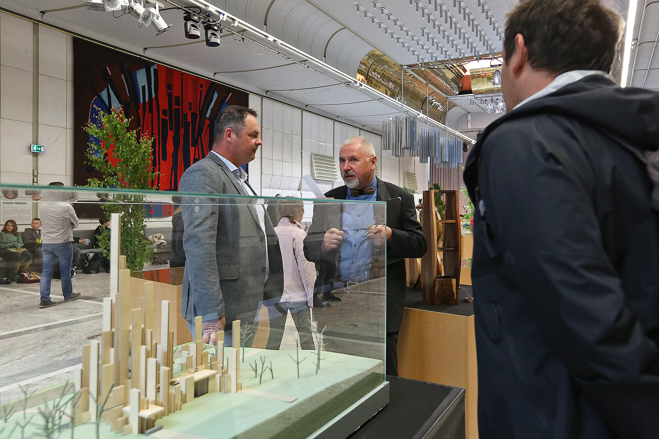 Čar lesa 2026_ (3) Odprtje razstave Čar lesa 2026 v Cankarjevem domu v Ljubljani, 11.5. 2026. Slavnostni govornik je bil tudi Jože Kos, ustanovitelj Mizarstva Kos d.o.o., Centra za zunanjo ureditev d.o.o. in Muzeja Lesarius ter pobudnik vizije Lesena doba 2020-2050.