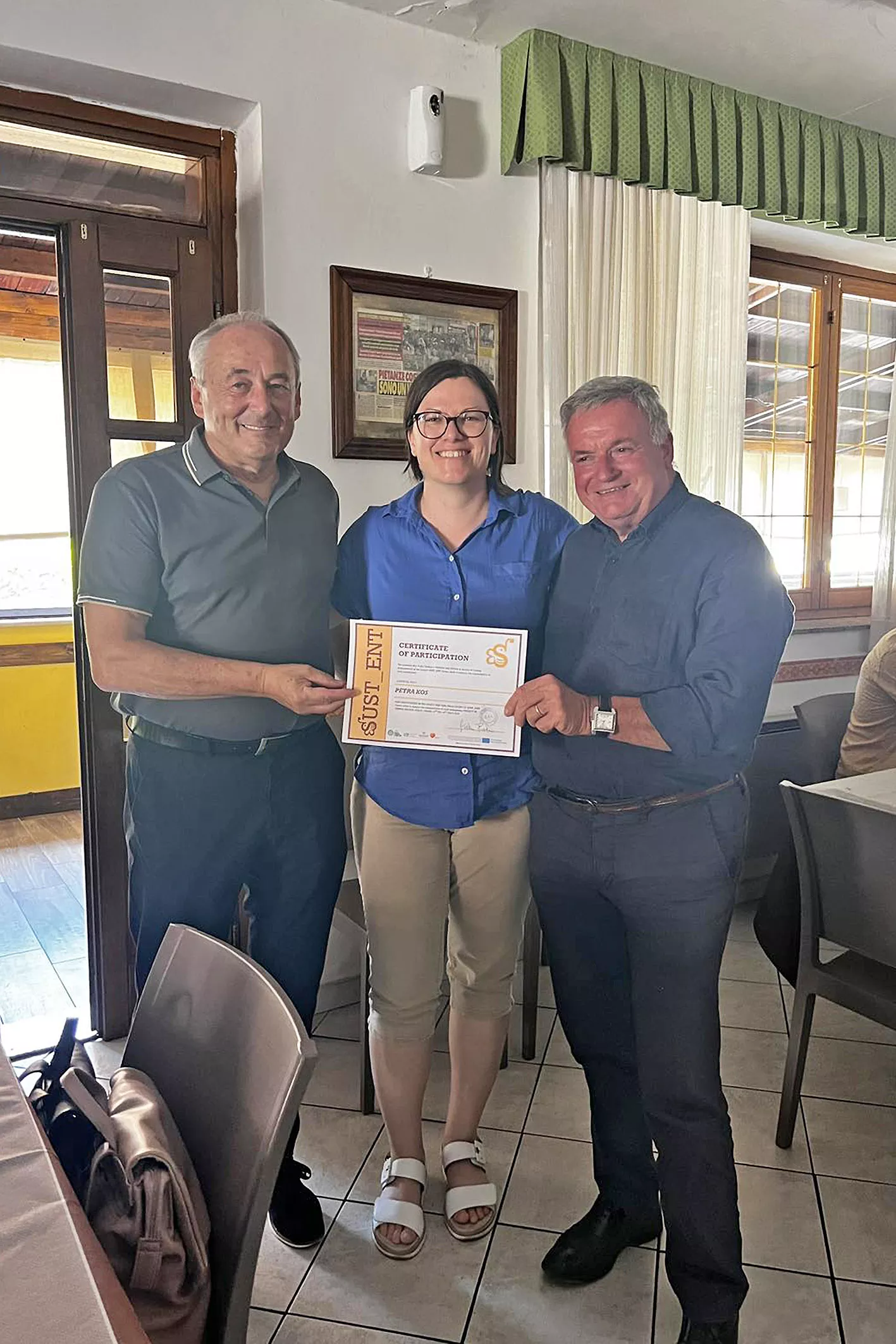 18.7. podelitev diplom, na fotografiji predsednik Željko Savič, LAS Srce Slovenije, Petra Kos, Mizarstvo Kos in predstavnik LAS Valle umbria e Sibilini na zaključnem dogodku SUST_ENT podelitev diplom, na fotografiji predsednik Željko Savič, LAS Srce Slovenije, Petra Kos, Mizarstvo Kos in predstavnik LAS Valle umbria e Sibilini na zaključnem dogodku SUST_ENT