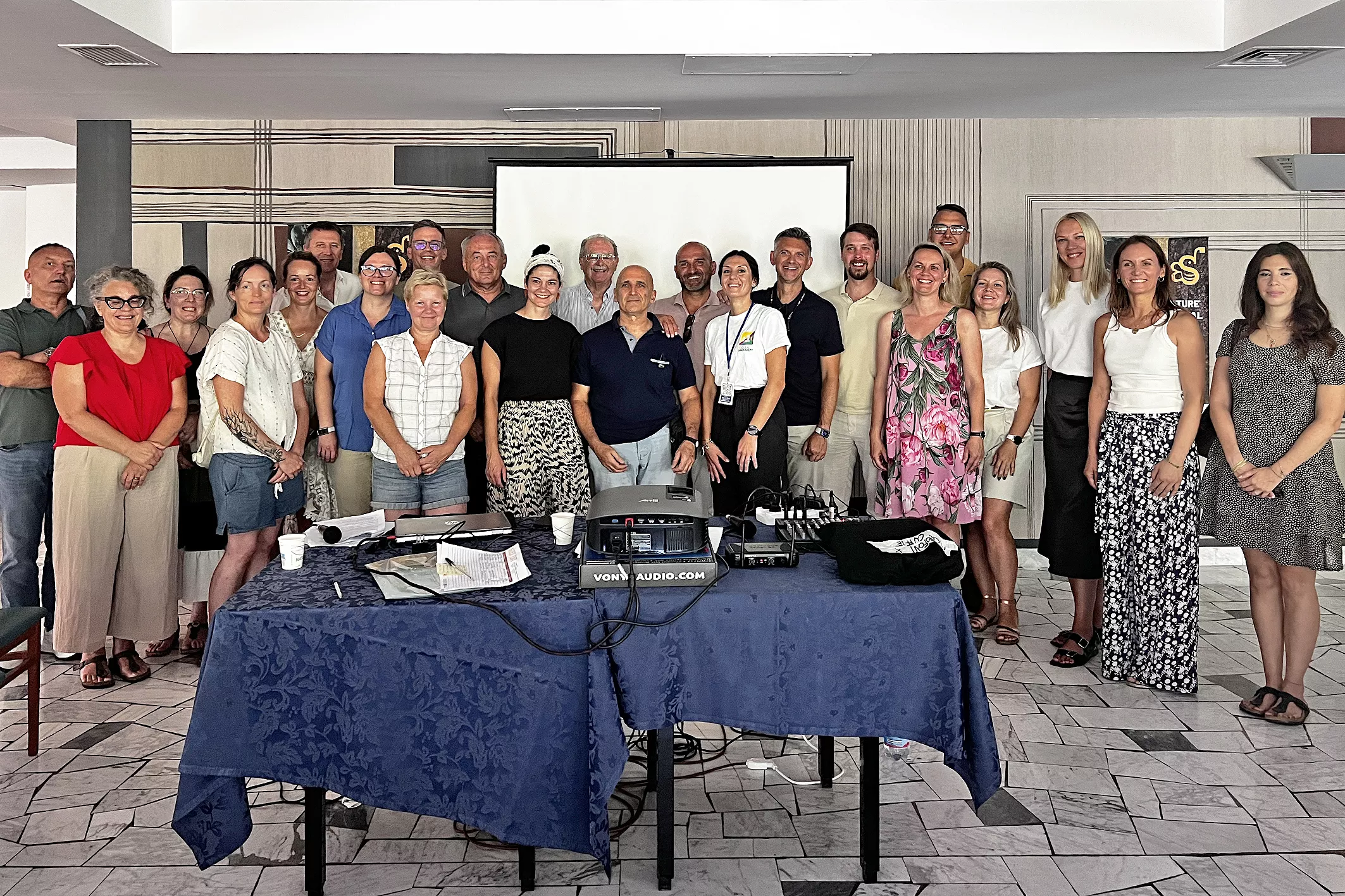 udeleženci LAS Srce Slovenije, LAS Valle Umbra e Sibillin (Italija) in LAS Aizkraukle District Partnership (Latvija) na zaključnem dogodku social hackathon Umbria_SUST_ENT