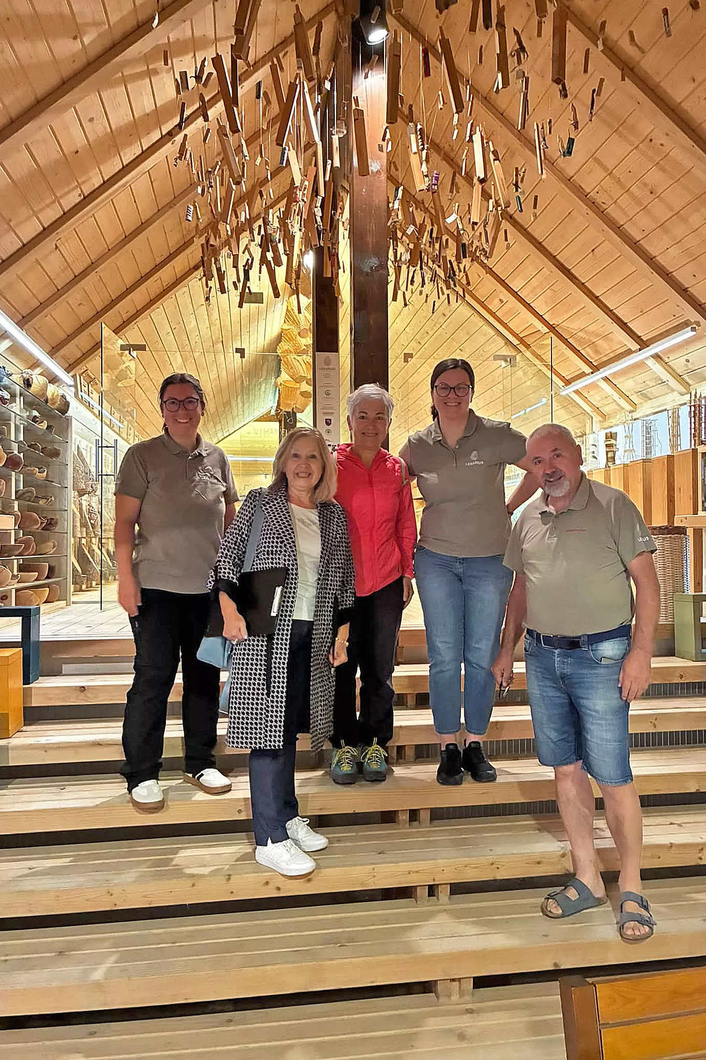 TZS_komisija_LESARIUS (33) Litija se je uvrstila med finaliste izbora Moja dežela – znak gostoljubnosti 2026 v kategoriji Vzhajajoči turistični kraj! Podprite Lesarius, Park Zeleni raj in restavracijo Mona Lisa ter oddajte svoj glas.