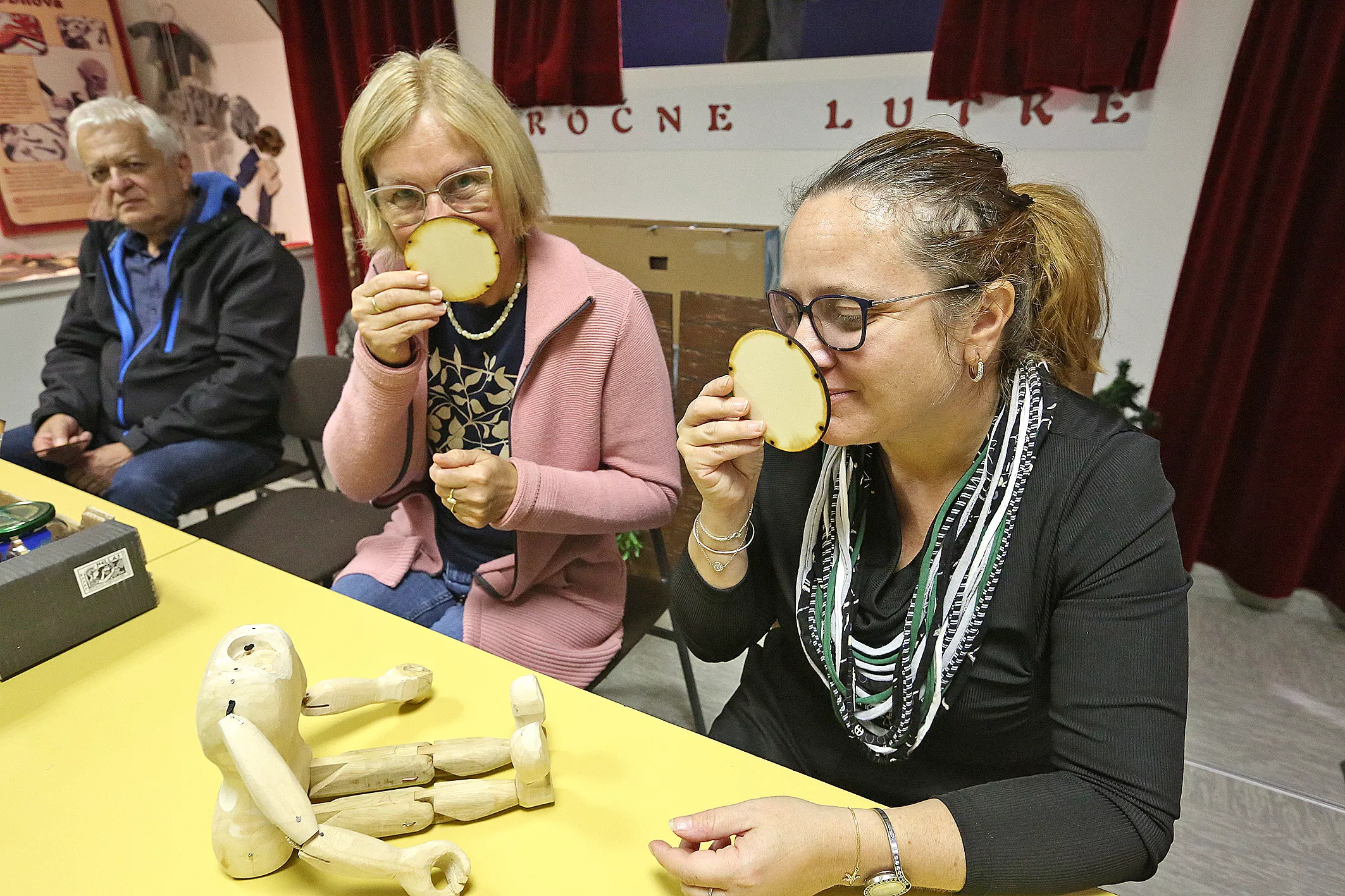 LES IN KULTURNA DEDIŠČINA_LAS Zasavje (5) Delavnica: Les in kulturna dediščina odkrivata svet hrastniških knapovskih marionet, izdelovanja lesenih lutk v Hrastniku pod vodstvo Špele Ulaga. Organizator Partnerstvo LAS Zasavje