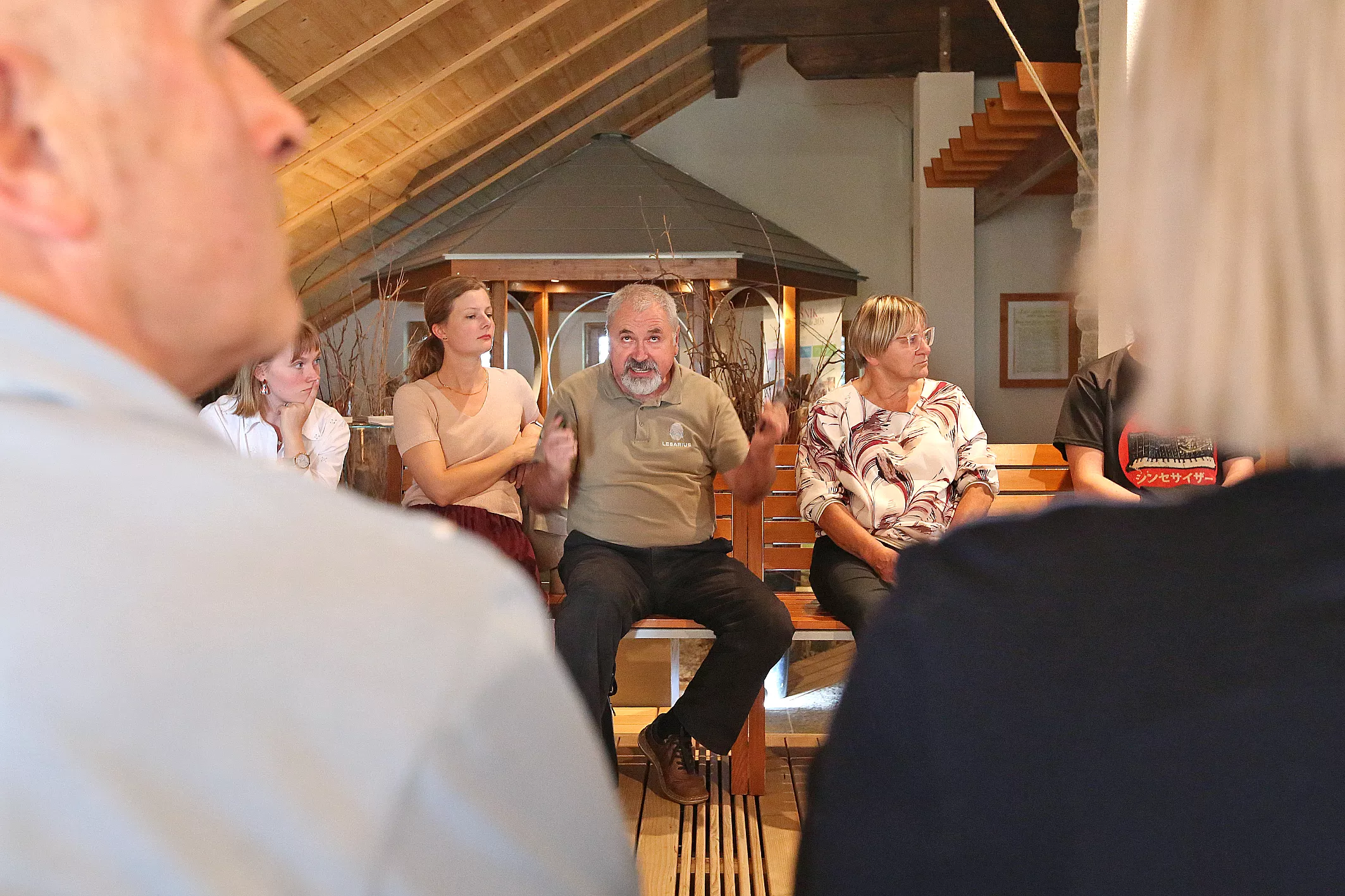 Les in glasba_posvet in delavnica (22) Les in glasba, posvet in soustvarjalna delavnica na Veliki Preski v muzeju Lesarius, je povezala različne strokovnjake. Dogodek je organiziralo podjetje Mizarstvo Kos ob podpori LAS Srce Slovenije.