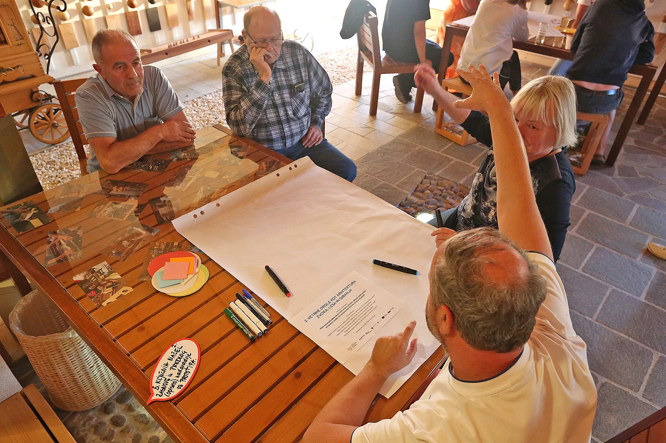 Les in glasba_posvet in delavnica (7) Les in glasba, posvet in soustvarjalna delavnica na Veliki Preski v muzeju Lesarius, je povezala različne strokovnjake. Dogodek je organiziralo podjetje Mizarstvo Kos ob podpori LAS Srce Slovenije.